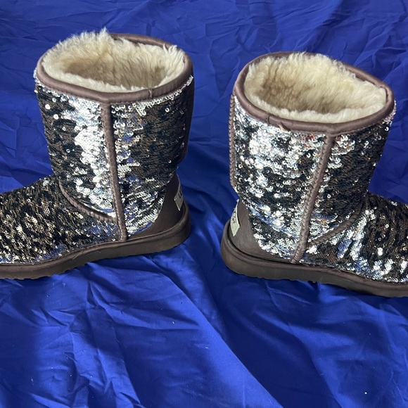 Uggs Size 6 - Picture 4 of 5